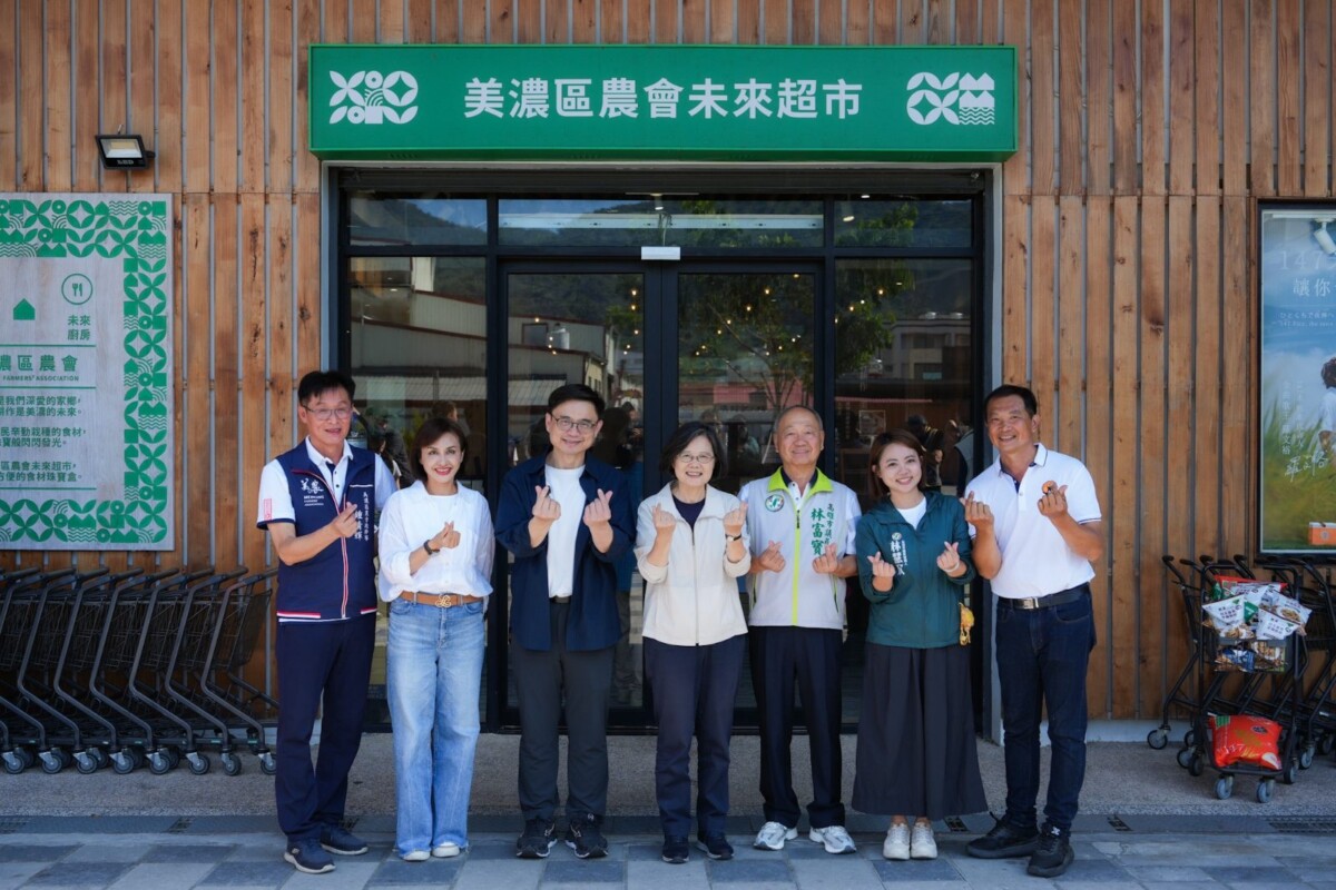 ▲前總統蔡英文訪美濃,賴瑞隆、邱議瑩陪走體驗美濃食農、品山茶。(圖/賴瑞隆委員辦公室提供)