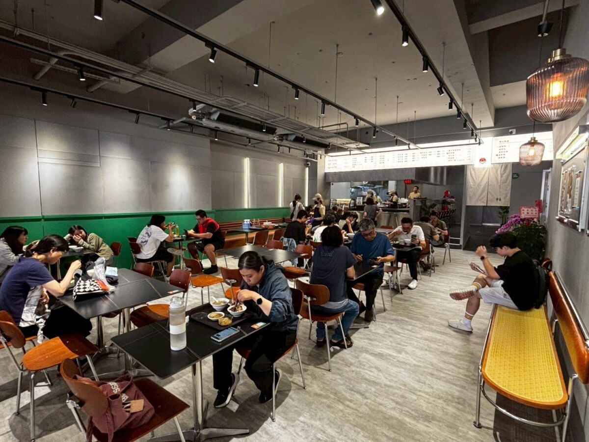 5月初試營運即吸引大批饕客朝聖，店內座無虛席。舒適洗練的用餐環境不僅成功留住數十年老熟客，也打開一扇迎向年輕新客群的大門。(圖 / 錦田肉燥飯 提供)
