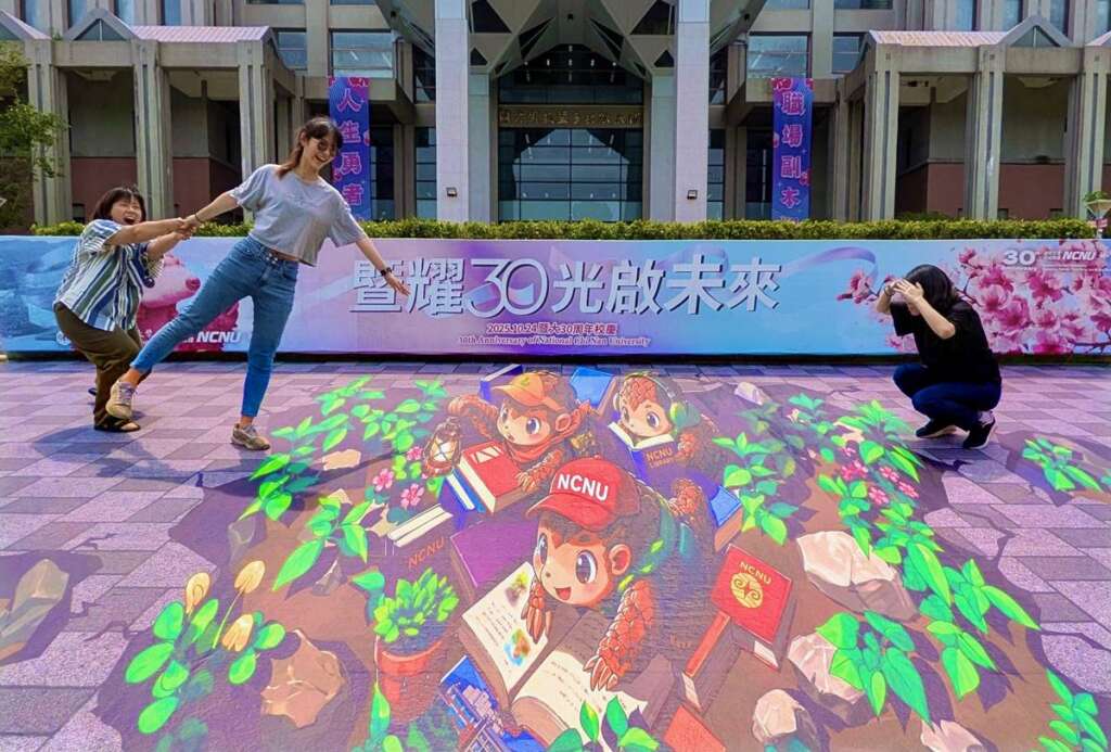 ▲暨大學生透過各種創意借位姿勢與3D立體畫面相互呼應，趣味十足，充分展現校園穿山甲地景藝術的無限活力。