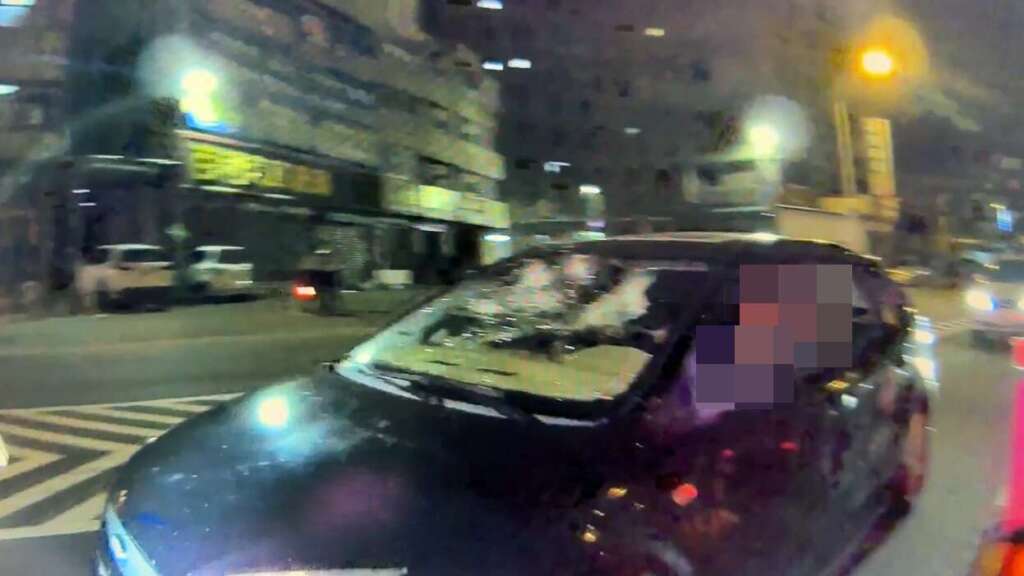 ▲彰化警分局執行交通大執法路檢勤務時,發現一部自小客車前擋風玻璃破裂,當場查獲58歲黃姓男子涉嫌毒駕,並起出依托咪酯煙油、電子煙器具及安非他命等物,依法送辦。(圖/彰化警方提供)
