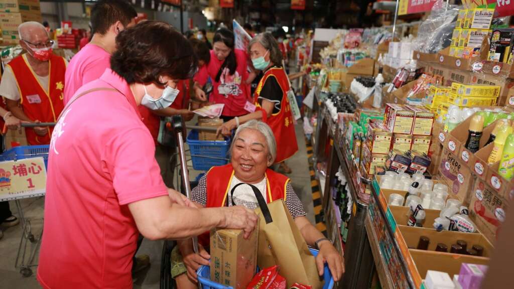 ▲長輩購物。（圖／華山基金會提供）