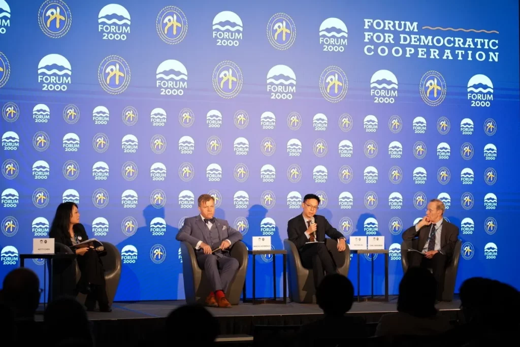 焦點論壇ㄧ、讓民主更強大:艱困世界中的韌性、公眾信任與領導力 左起:陳婉宜 (Ketty W. Chen)|「想想台灣」高級顧問,台灣、阿頓梅納斯 (Mantas Adomėnas)|「民主社群」秘書長,立陶宛/波蘭、 林飛帆 (Fei-fan Lin)|國家安全會議副秘書長,台灣、葛希曼 (Carl Gershman)|美國國家民主基金會(NED)創始會長,美國