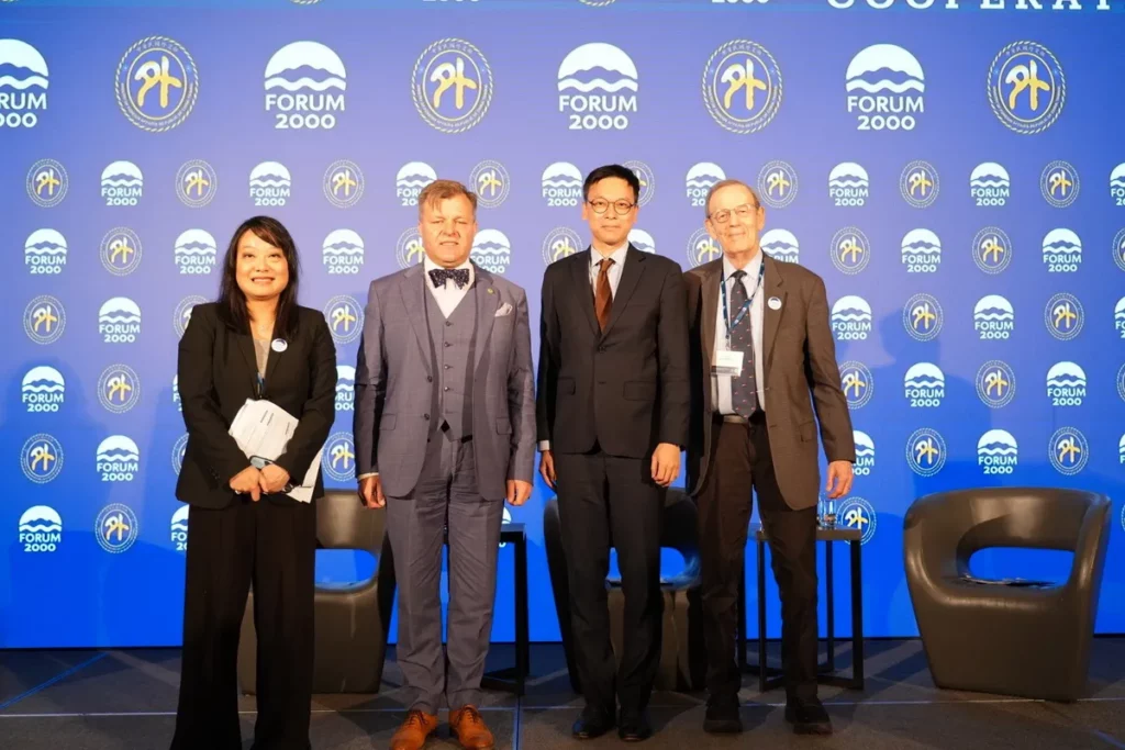 焦點論壇ㄧ、讓民主更強大:艱困世界中的韌性、公眾信任與領導力 左起:陳婉宜 (Ketty W. Chen)|「想想台灣」高級顧問,台灣、阿頓梅納斯 (Mantas Adomėnas)|「民主社群」秘書長,立陶宛/波蘭、 林飛帆 (Fei-fan Lin)|國家安全會議副秘書長,台灣、葛希曼 (Carl Gershman)|美國國家民主基金會(NED)創始會長,美國