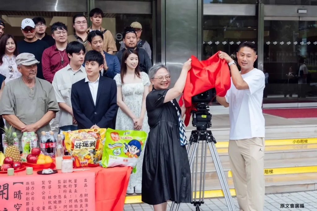 原文會副執行長Alui‧Djadjavac阿路一‧賈佳法子(左)與量能文創負責人彭康育(小刀)(右)一同開鏡祈福。 (原文會提供)