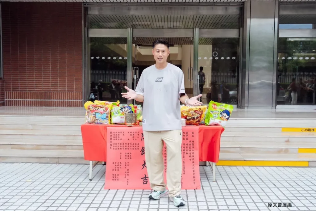 量能文創負責人彭康育(小刀)特別現身力挺《晴空下的13度》開鏡,並表示希望持續為原住民族文化盡一份心力。(原文會提供)