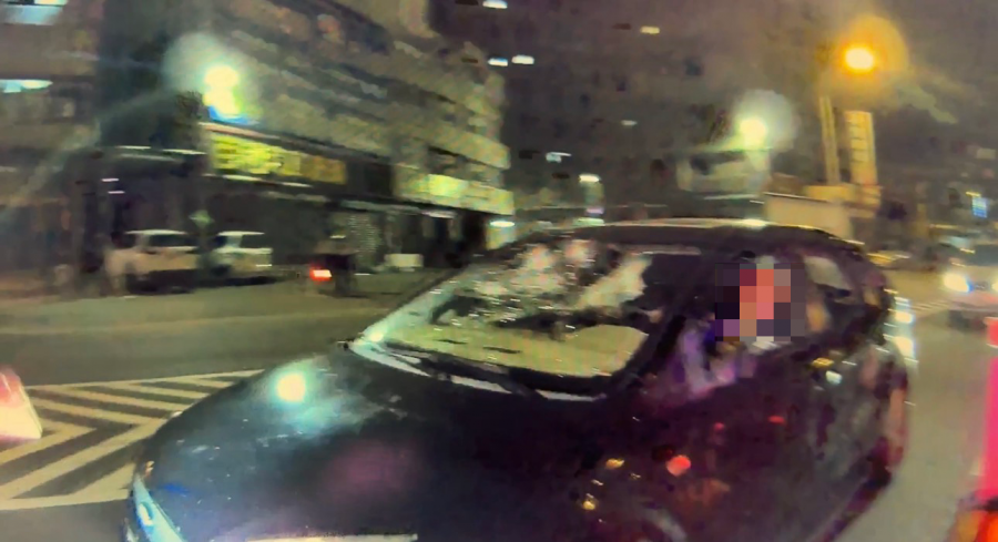 擋風玻璃碎裂還上路 員警攔車起獲依托咪酯及安非他命毒品