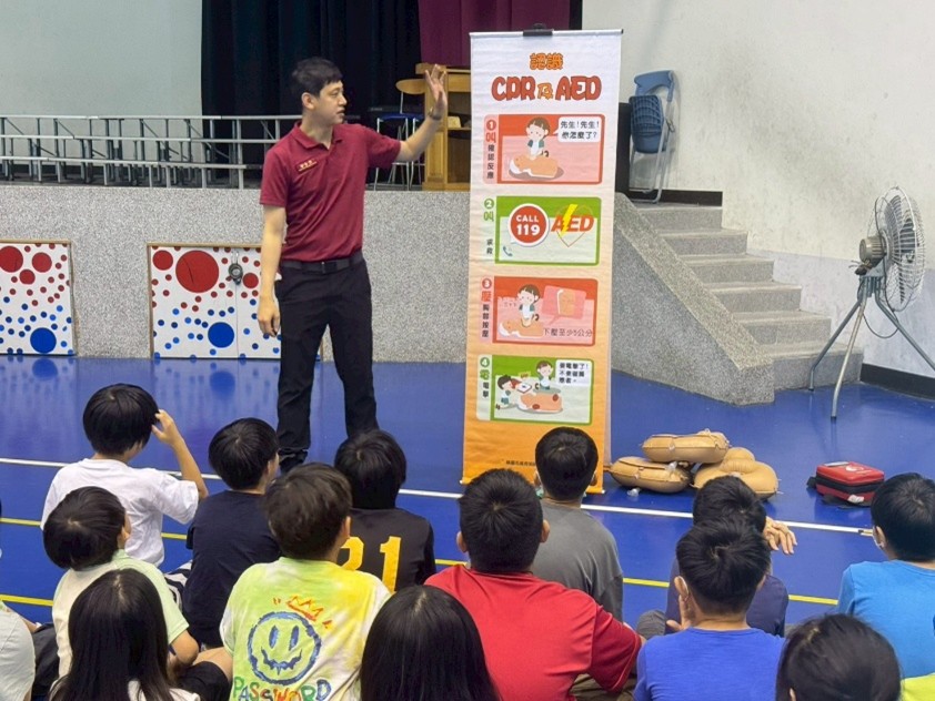 桃園龍安國小學童變身小小消防宣導員 防災教育從小扎根 龍安國小03 CPR AED急救訓練說明 0 0