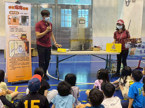 桃園龍安國小學童變身小小消防宣導員 防災教育從小扎根 龍安國小05 火場逃生保命技巧 0 0
