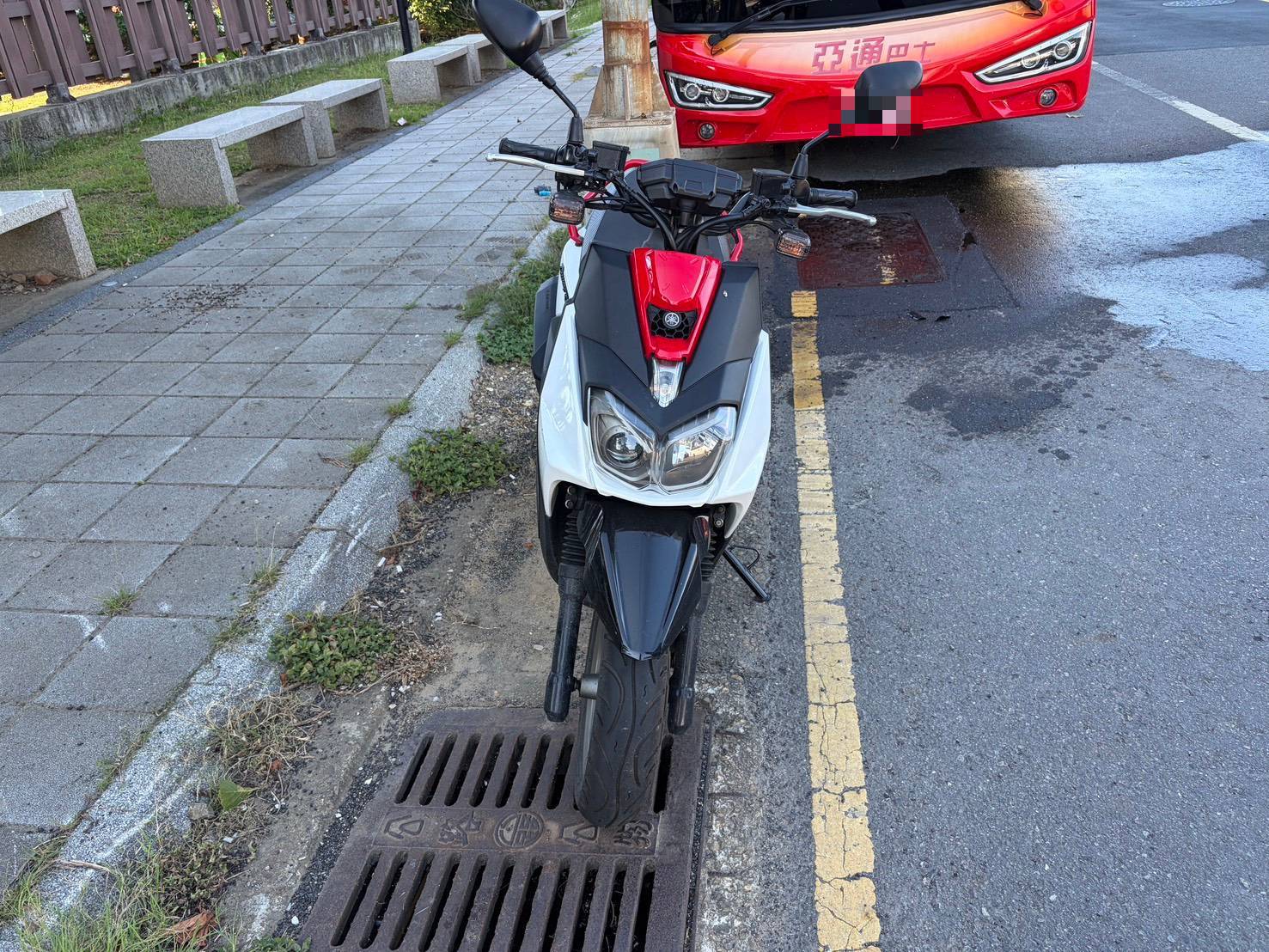 大園自小貨車撞路邊機車後自行離去 警將通知到案 452399 0