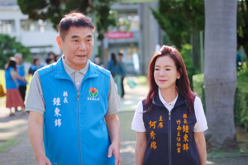 竹南鎮代會主席何秀綿(右)表示竹南鎮的觀光發展策略應效法鍾東錦縣長推動重大建設的的核心理念(左),透過引進民間投資,讓專業人才做專業的事。(圖/何秀綿粉專)