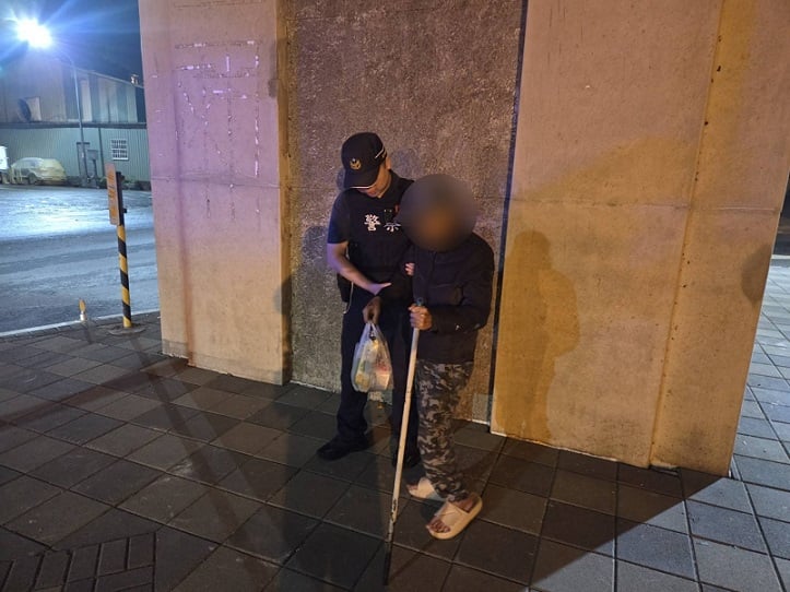 ▲老翁稱自家就在某建築物附近,指的卻是反方向。