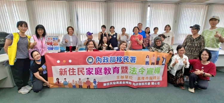 ▲移民署基隆市服務站舉辦「讓AI成為妳(你)的生活神隊友」生活應用講座,邀請「新住民永續發展策進會」理事長蕭千霈分享ChatGPT與Gemini現場互動熱烈、收穫滿滿。