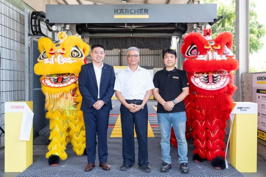 ▲看好高雄仁武區的發展潛力與洗車市場商機,引進「CW 5龍門智慧洗車系統」,打造次世代洗車據點,德國凱馳清潔設備總經理李恒毅(左)、台糖油品事業部執行長林信志(中)、崧象董事長葉展志(右)。