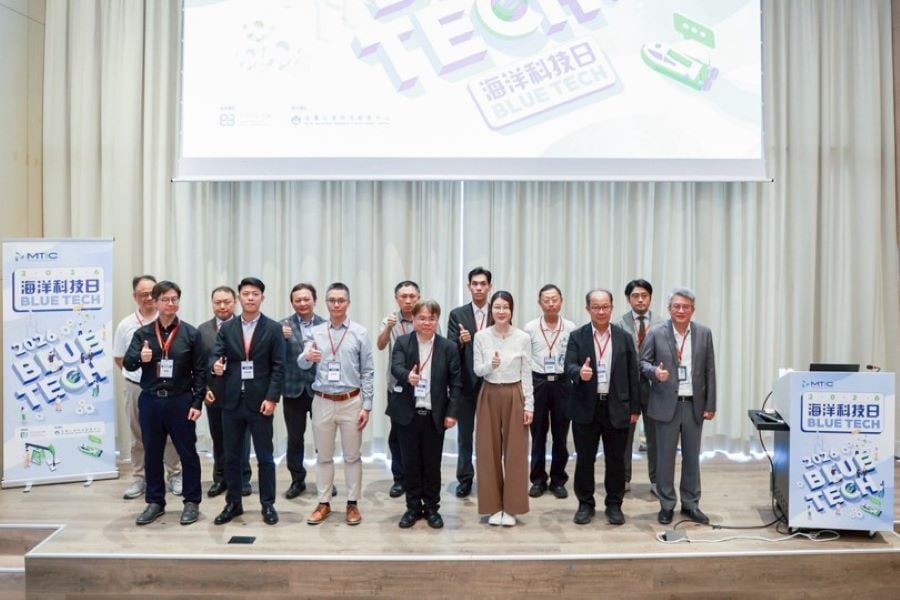 ▲Blue Tech 2026海洋科技日貴賓合影(經濟部能源署 陳崇憲副署長(前排左4)、金屬中心 劉嘉茹董事長(前排右3)、王俊傑副執行長(前排右2)、陳維德處長(前排右1)、沃旭能源 彭嘉俊工程與系統部門總監(前排左3)、李顯庭亞太區風場運維監控系統及附屬設施經理(前排左2)、台灣海洋科技研究中心 吳騏副主任(前排左1))。