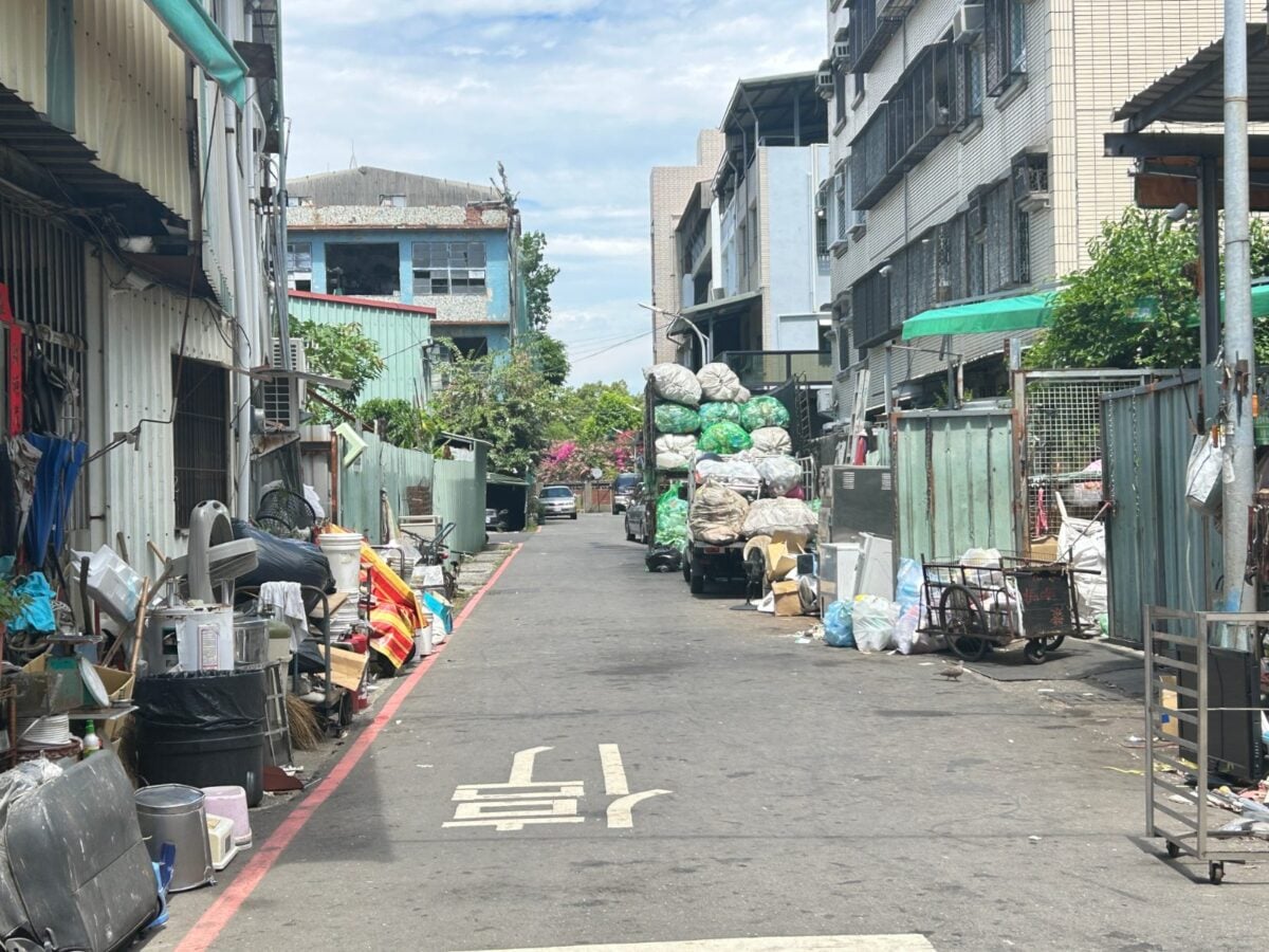 ▲前鎮區育德路資源回收場長期大量堆置回收物、占用道路且積水孳生病媒蚊，累計已遭裁罰71次仍未改善。