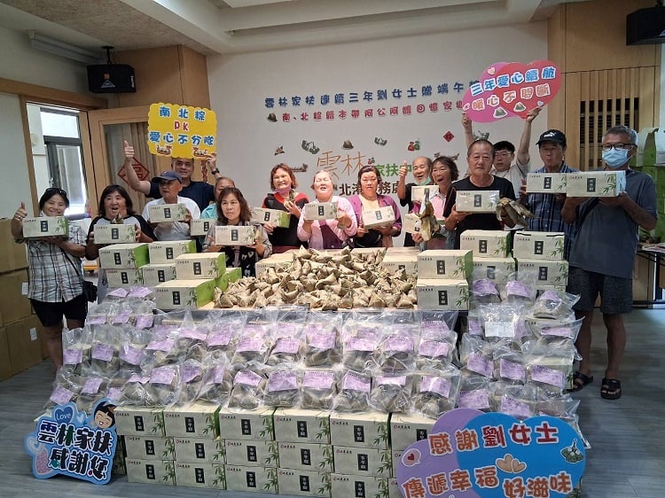 ▲雲林家扶獲贈端午粽,南、北粽繪本帶阿公阿嬤回憶家鄉味。(記者劉峻文攝)