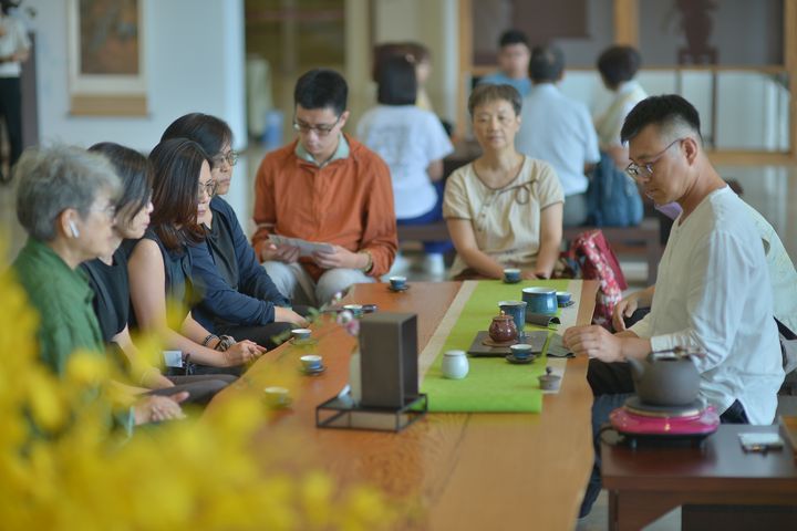 茶道體驗由專業茶師引領,透過溫潤茶香陪伴身心沉澱,感受靜謐品茗的當下時光。 圖:中台世界博物館/提供