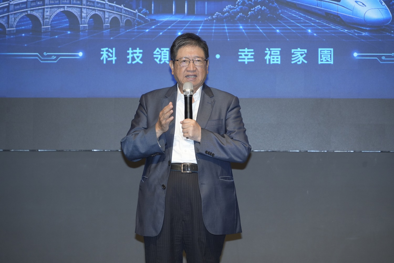 新竹縣長楊文科致詞表示,新竹縣將以AI科技與數據治理為核心,推動智慧城市發展,從公共安全到民生服務全面升級,打造更安全、更便利的幸福科技城市。(圖/新竹縣政府提供)