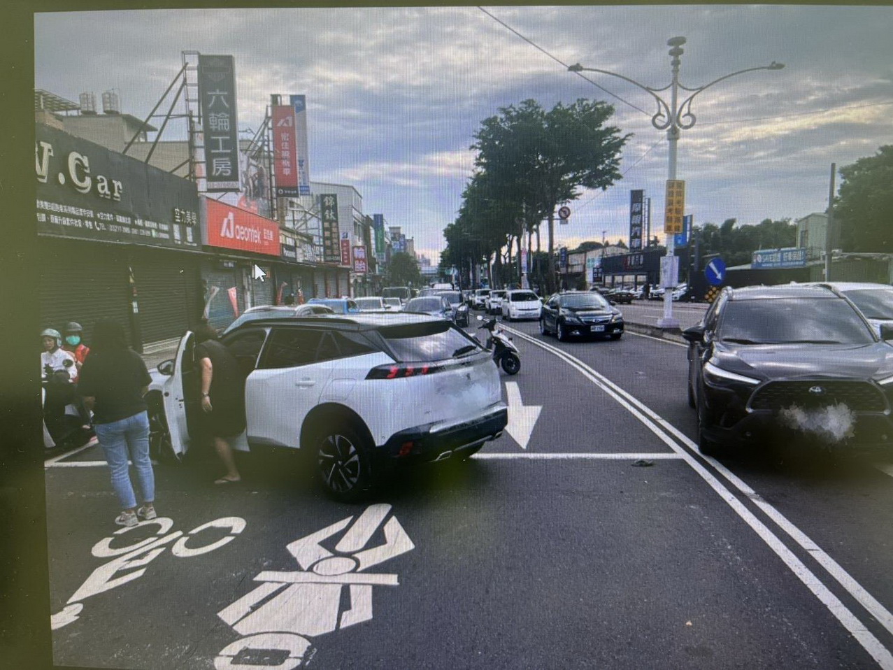 誇張！桃園女駕左轉操作不當 國際路文中路口逆向擦撞
