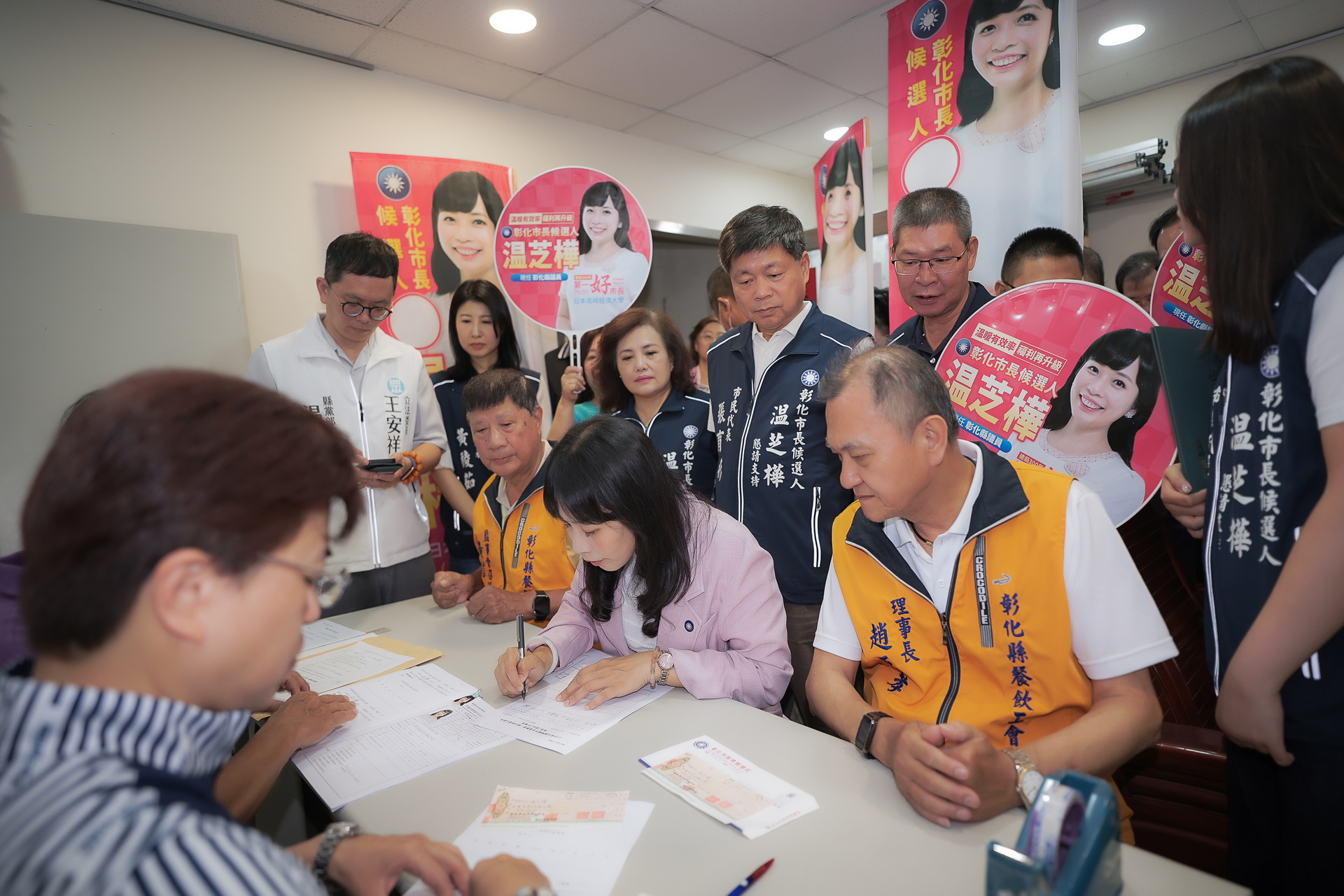 彰化市長參選藍白合掀話題 温宗諭陪温芝樺登記 - https://www.watchmedia01.com