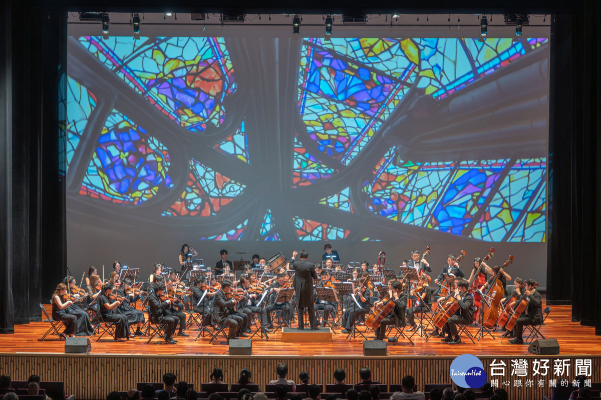 5月27日晚間在中央大學大禮堂舉辦的《時空邂逅》校慶交響音樂會，透過AI科技演奏出大師未完成的樂章。