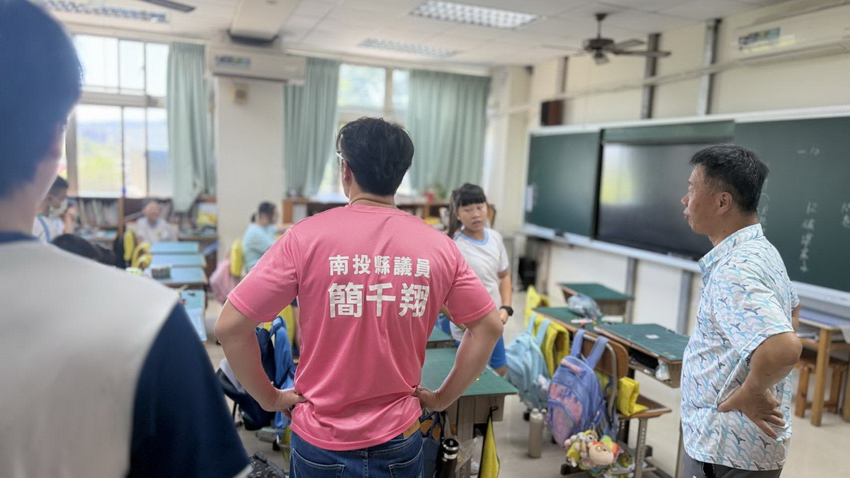 簡千翔議員到教室關心學生考試受影響。（簡千翔服務處提供）
