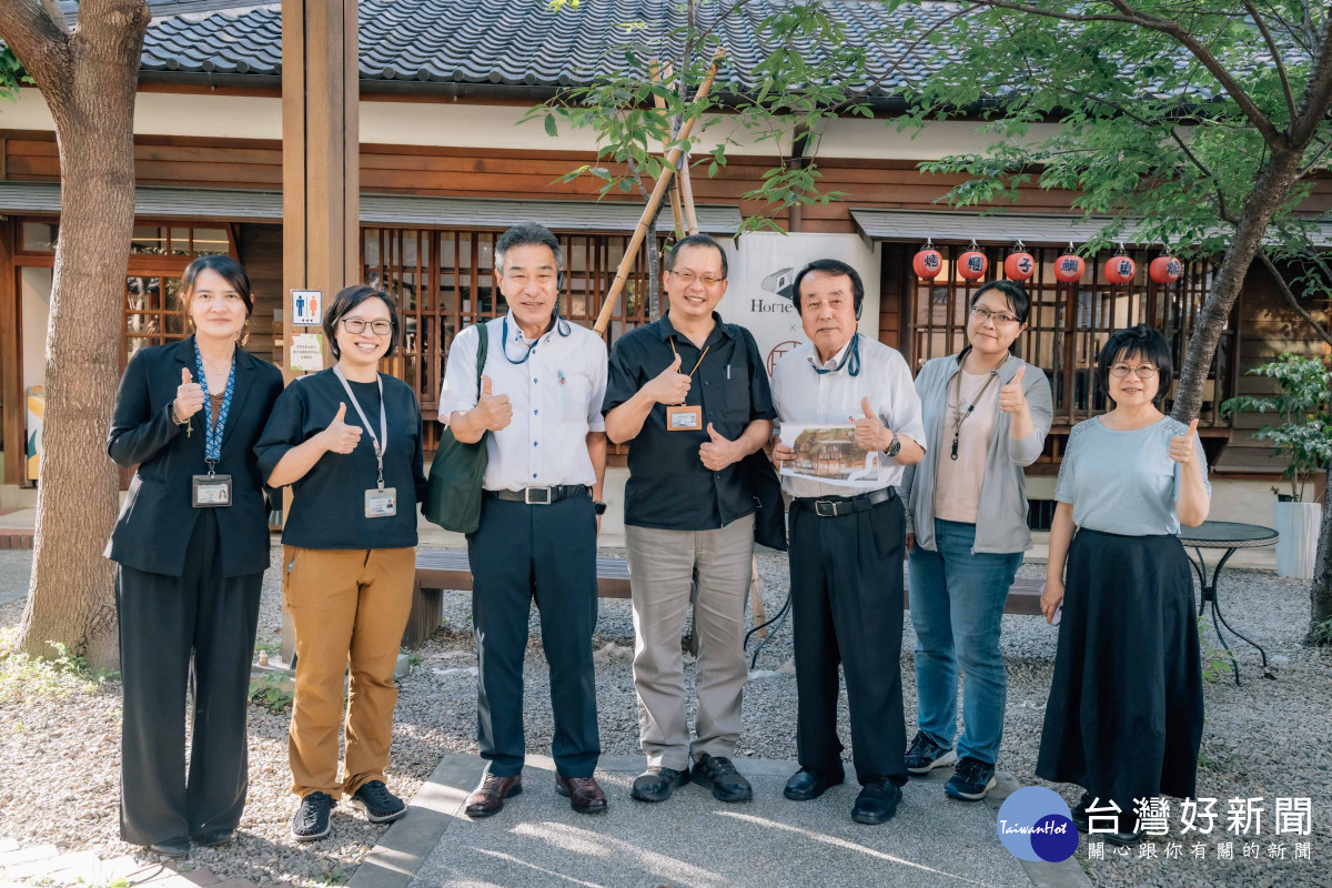 訪團於「桃園77藝文町」日式建築前合影。<br /><br /> <br /><br />