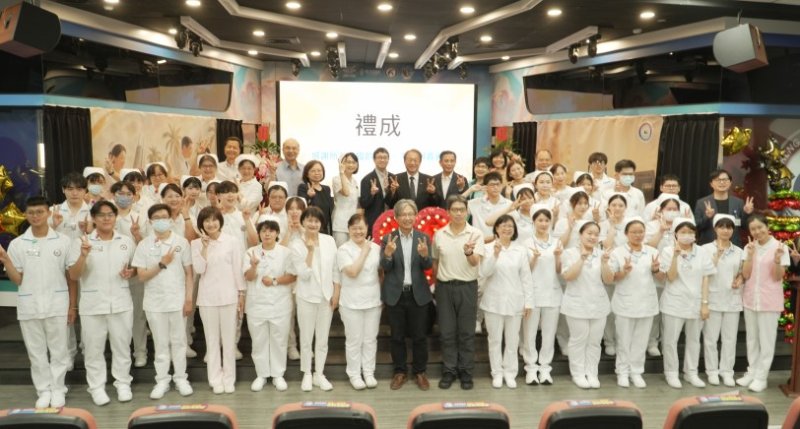 正修科大護理系舉辦首屆加冠典禮 35位學生傳光宣誓邁向臨床實習新里程