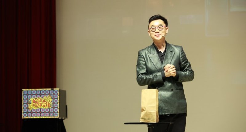 高雄大學《卓越講座》邀國際魔術師黃柏翰 以《再別康橋》談創作差異化與夢想實踐