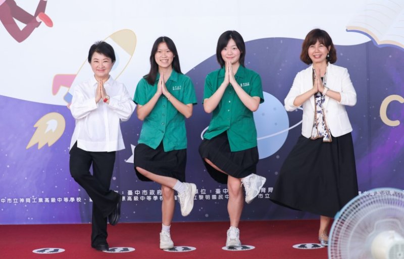 盧秀燕與8042位高中以下市長獎畢業生合影 「各俏皮POSE」照單全收 勉學子勇敢迎未來