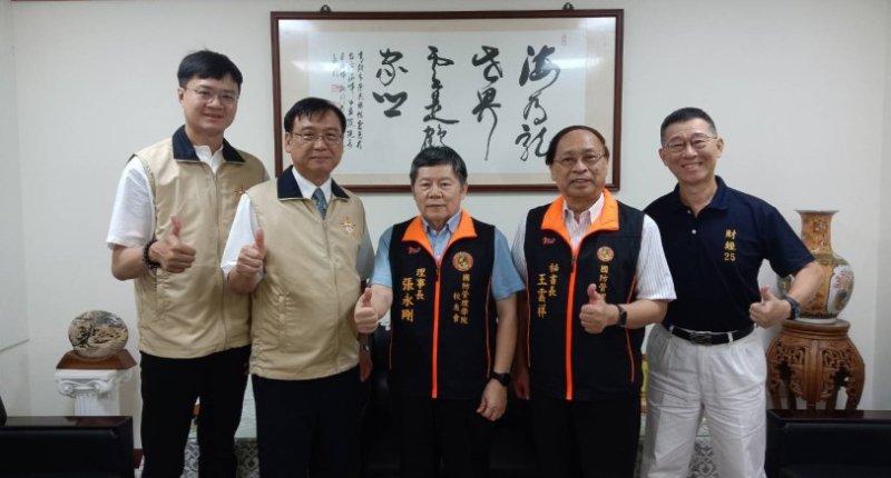 國防管理學院校友會捐贈遺孤認養善款 攜手高雄榮服處關懷榮民遺孤