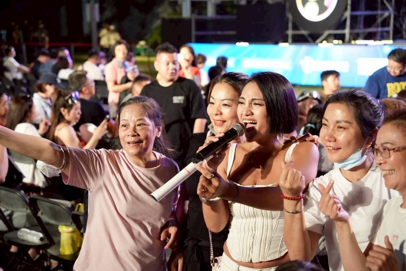 可能是一或多人和人群的圖像