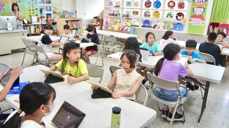 讓科技成為孩子通往世界的翅膀 周春米力推數位教育 屏東朝「生生有平板」目標邁進