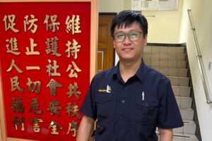 牽緊緊 大安波麗士暖心攙扶 助老婦安心過馬路 45 MEITU 20260528 090444437 300x200 1