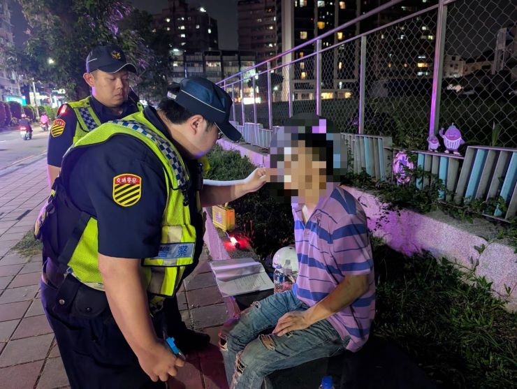 三重警強化防制毒駕 攔查可疑騎士查獲毒品 41 《圖說》員警現場對駕駛實施唾液快篩檢定。〈三重分局提供〉