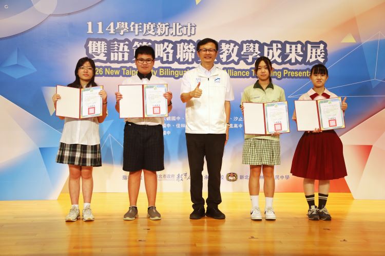《圖說》教育局長張明文與銀獎獲獎同學，聖心女中廖庭萱、林禹希、林口國中朱凱筠、張語庭。〈教育局提供〉