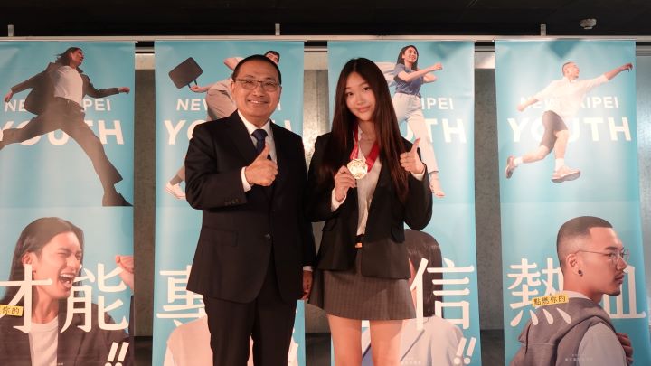 台新青少年志工菁英獎頒獎 新北學生以行動關懷社會 38 《圖說》侯友宜市長頒贈「第26屆台新青少年志工菁英獎」全國菁英獎予何品潔。〈青年局提供〉