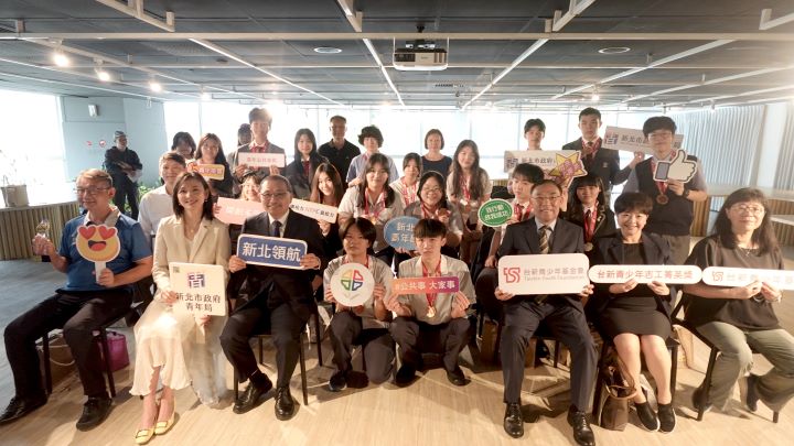 台新青少年志工菁英獎頒獎 新北學生以行動關懷社會 39 《圖說》「第26屆台新青少年志工菁英獎」新北市共有3所學校、1個學生社團、21位學生及1位老師獲獎,前排左二青年局長邱兆梅。〈青年局提供〉