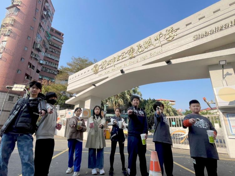 台新青少年志工菁英獎頒獎 新北學生以行動關懷社會 40 《圖說》三重高中國中部學生社團「不落蒂聯盟」,每月號召親友快閃撿菸蒂。〈青年局提供〉