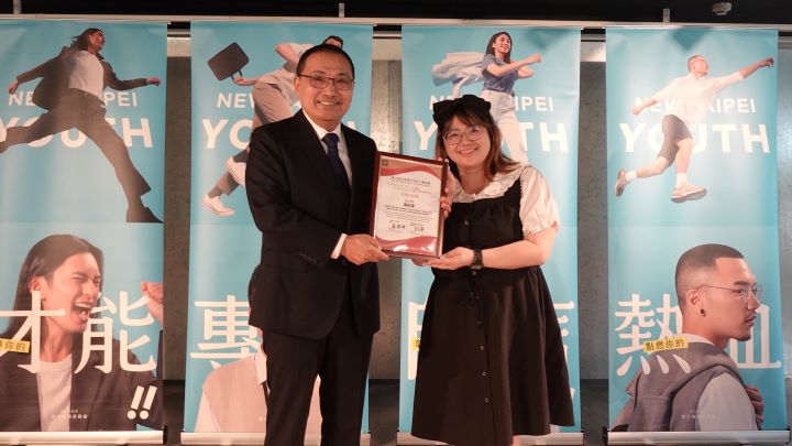 台新青少年志工菁英獎頒獎 新北學生以行動關懷社會 42 《圖說》侯友宜市長頒獎予獲「台新青少年志工菁英獎」的「宏揚公益獎」南山高中陳政潔老師。〈青年局提供〉