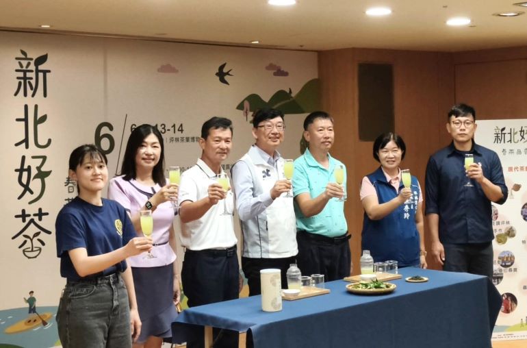 新北好茶6月展售登場 百萬冠軍茶限量免費品飲 48 《圖說》農業局長諶錫輝歡迎前往試飲「百萬冠軍茶」。〈記者葉柏成攝〉
