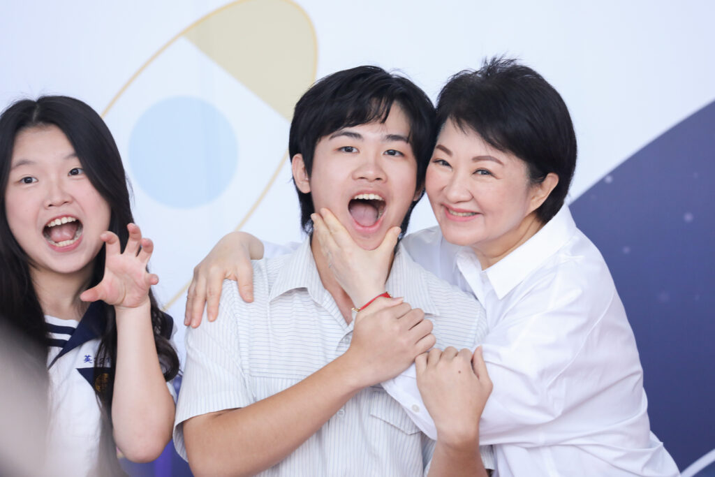 「俏皮擺POSE」 市長獎畢業生開心與盧秀燕合影 48 %E5%B8%82%E9%95%B7%E8%88%87%E5%AD%B8%E7%94%9F%E5%80%91%E9%96%8B%E5%BF%83%E5%90%88%E5%BD%B1 1024x683 1