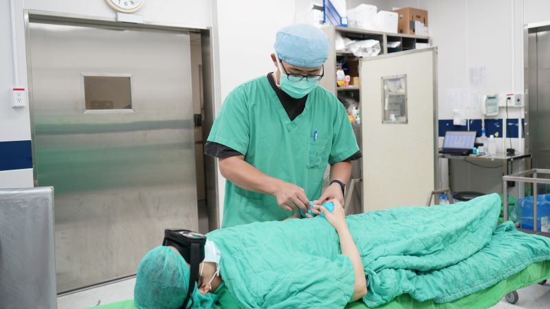 術前焦慮降7成 江禮仰研發多感官舒壓照護獲獎 24 《圖說》江禮仰副護理長以溫和聲音引導病人捏壓力球數數。〈臺北醫院提供〉