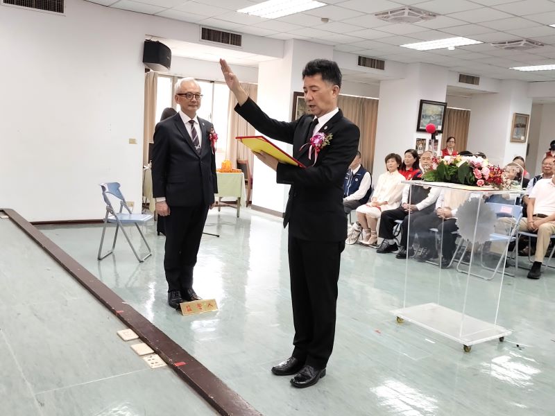 調陞新北榮服處長 陳立中宣誓就任 26 《圖說》輔導會副主任委員陳進廣(左)擔任監誓人,新北市榮服處處長陳立中(右)宣誓。〈新北榮服處提供〉