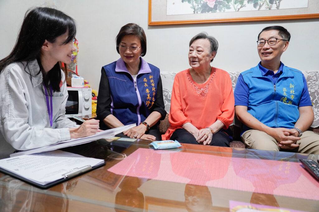 超高齡海嘯來襲 新北6月起擴大訪查75歲以上獨老 祭「二要三不」防詐 15 %E6%9D%BF%E6%A9%8B%E5%8D%80%E5%85%AC%E6%89%80%E8%A8%AA%E5%93%A1%E9%80%B2%E8%A1%8C%E8%A8%AA%E5%95%8F%E5%B7%A62%E7%82%BA%E7%A4%BE%E6%9C%83%E5%B1%80%E9%95%B7%E6%9D%8E%E7%BE%8E%E7%8F%8D%E5%8F%B31%E7%82%BA%E6%9D%BF%E6%A9%8B%E5%8D%80%E9%95%B7%E9%99%B3%E5%A5%87%E6%AD%A3 1024x681 1