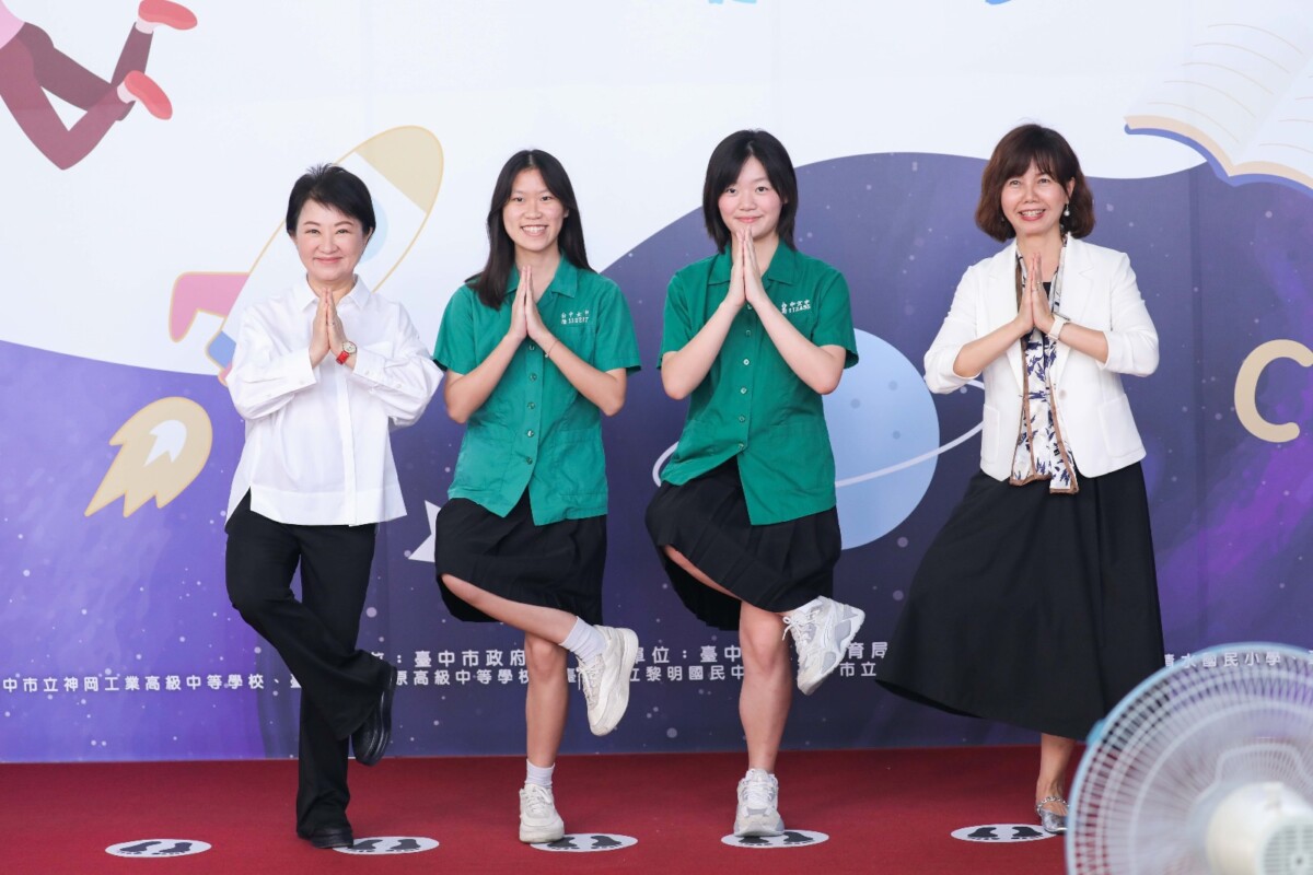 ▲盧秀燕展現超高親和力與學生合影。(圖/記者顏淑娟翻攝)