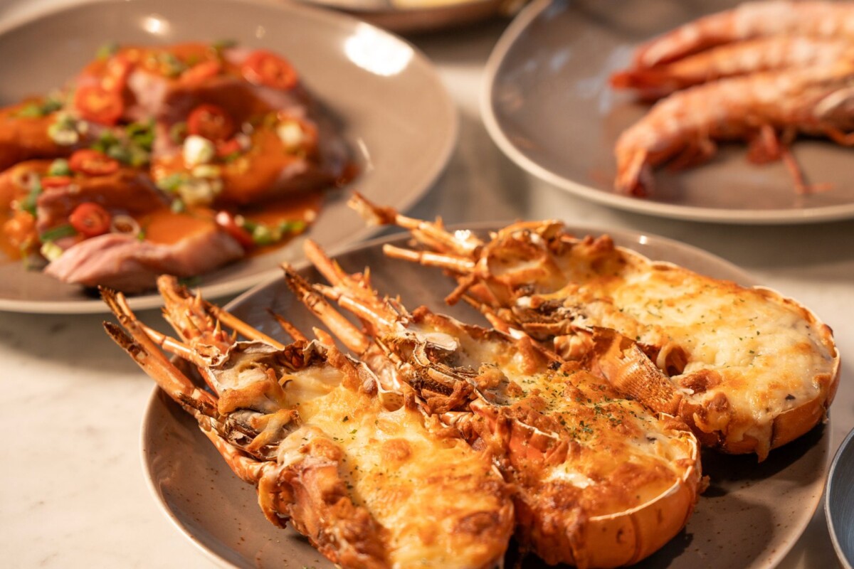 ▲【Seeds BBQ大地龍蝦炙宴】呼應義大利料理熱情奔放的靈魂，以整尾龍蝦作為味覺主角。（圖/高雄洲際酒店提供）