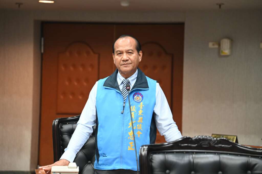 ∆議員尤忠正針對南迴地區交通建設、漁港發展、防洪治理及偏鄉民生問題提出質詢。(圖/台東縣議會提供)