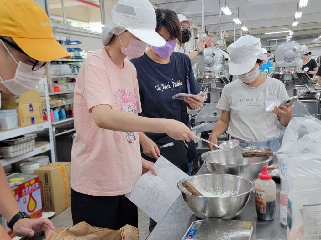 ▲中彰投分署透過體驗烘焙活動協助身心障礙青年探索職涯並學習團隊合作。(圖/中彰投分署提供)