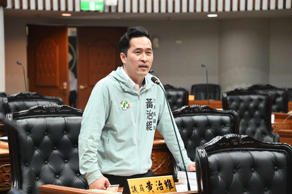∆議員黃治維在縣政總質詢針對交通安全、低碳運輸、敬老福利、土地使用爭議及青年創業等議題提出多項建言。（圖／台東縣議會提供）